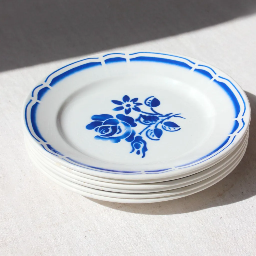 Maison Cuilleret Assiettes aux fleurs bleues peintes à l'aérographe