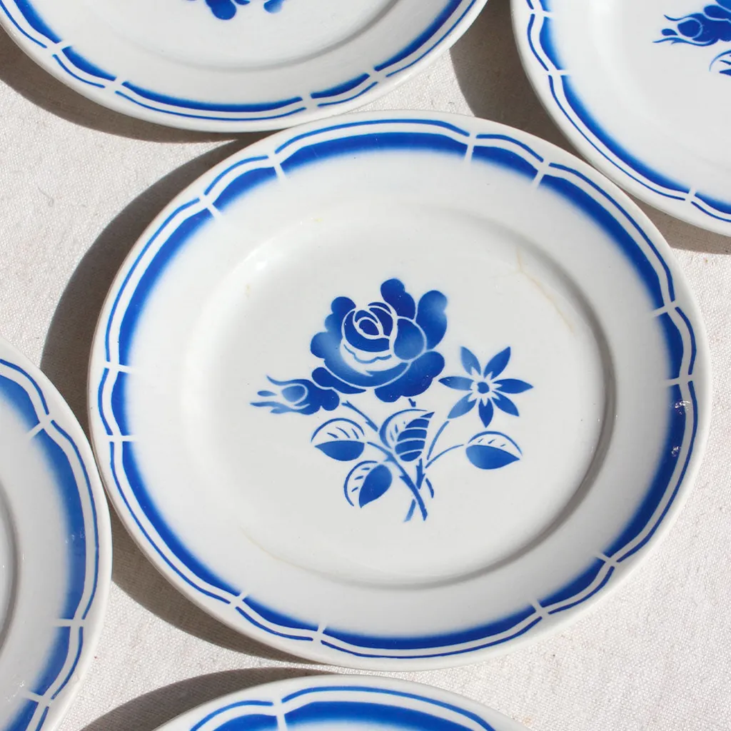 Maison Cuilleret Assiettes aux fleurs bleues peintes à l'aérographe