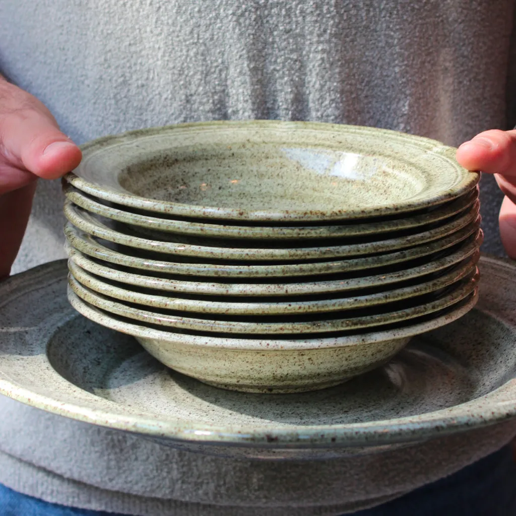 Niderviller Assiettes creuses et leur plat en faïence mouchetée