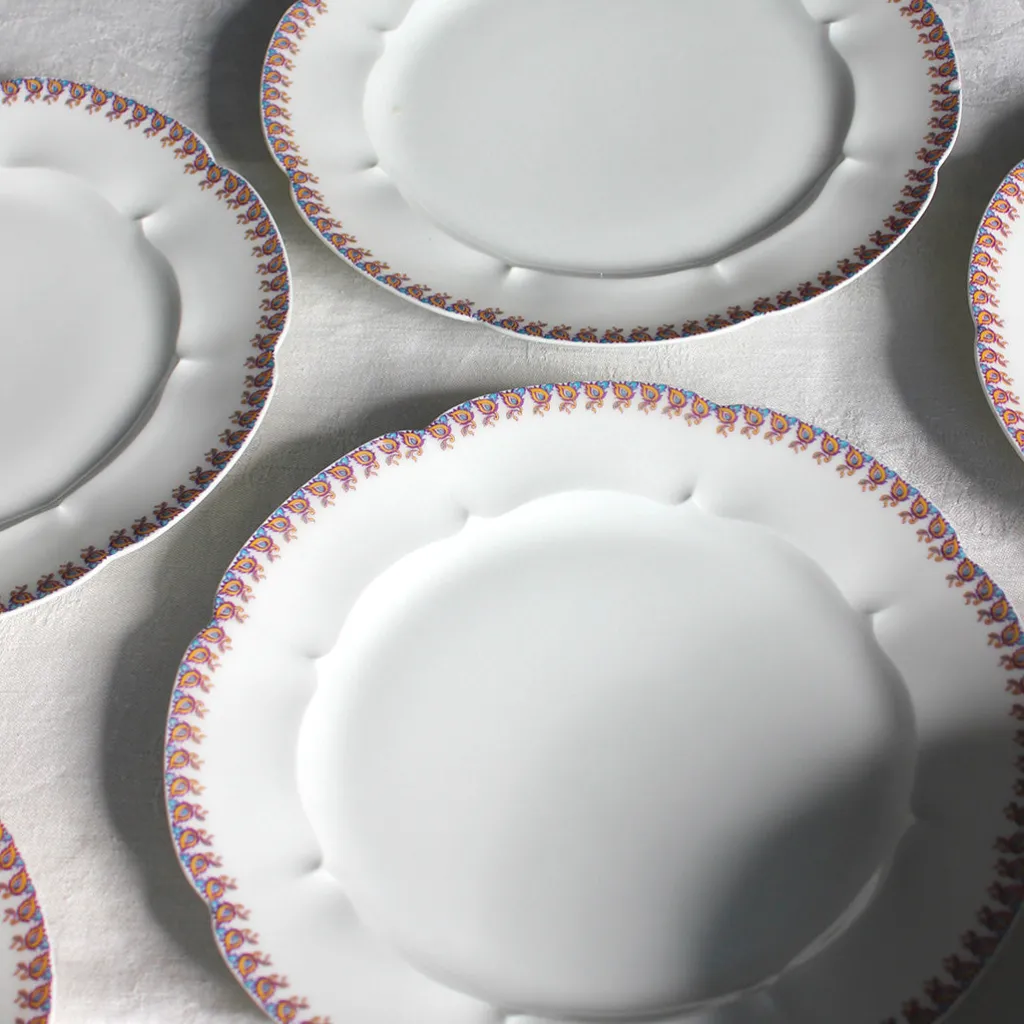 MAISON CUILLERET Assiettes en porcelaine aux bords mouvementés