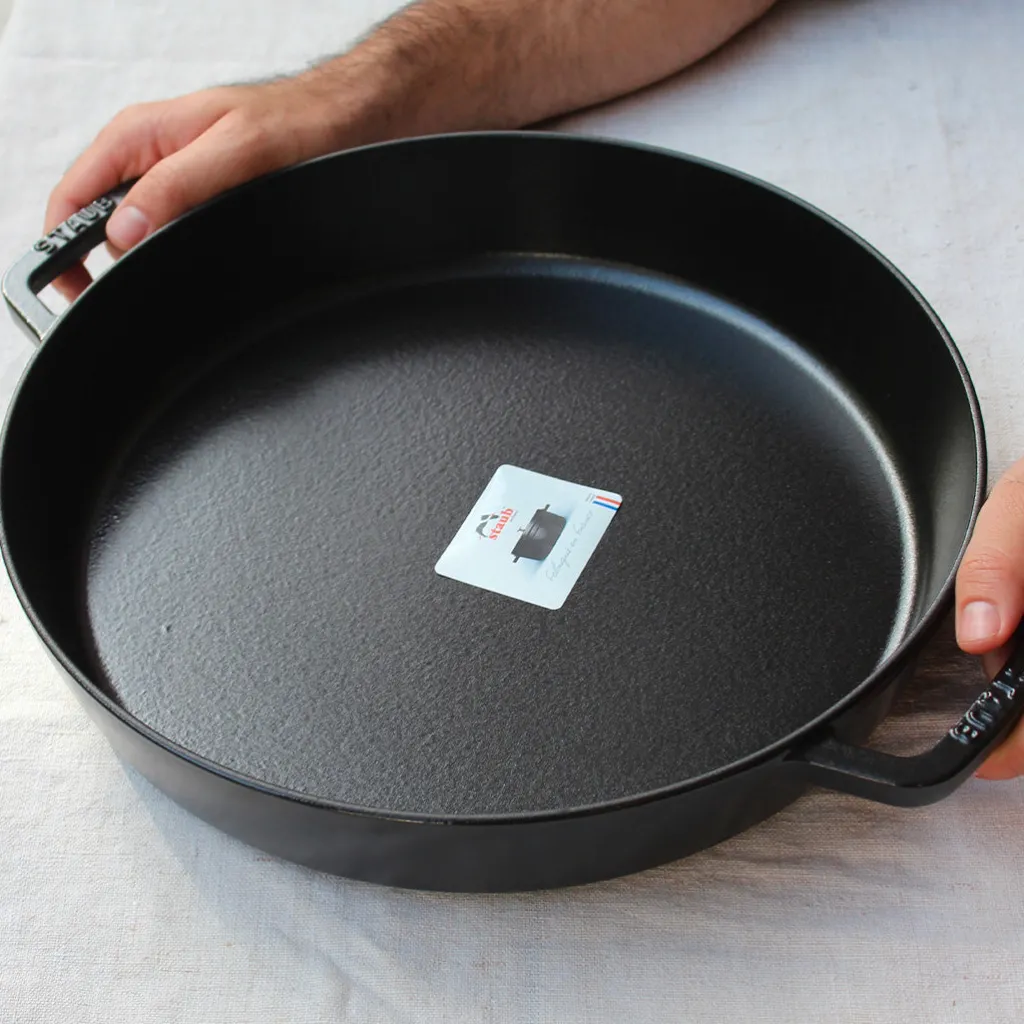 Staub Grand plat rond à anses en fonte noire