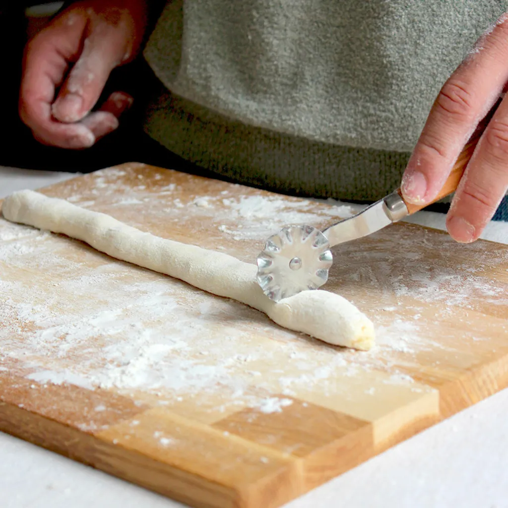 Roger Orfèvre Roulette à pâte en inox manche en olivier