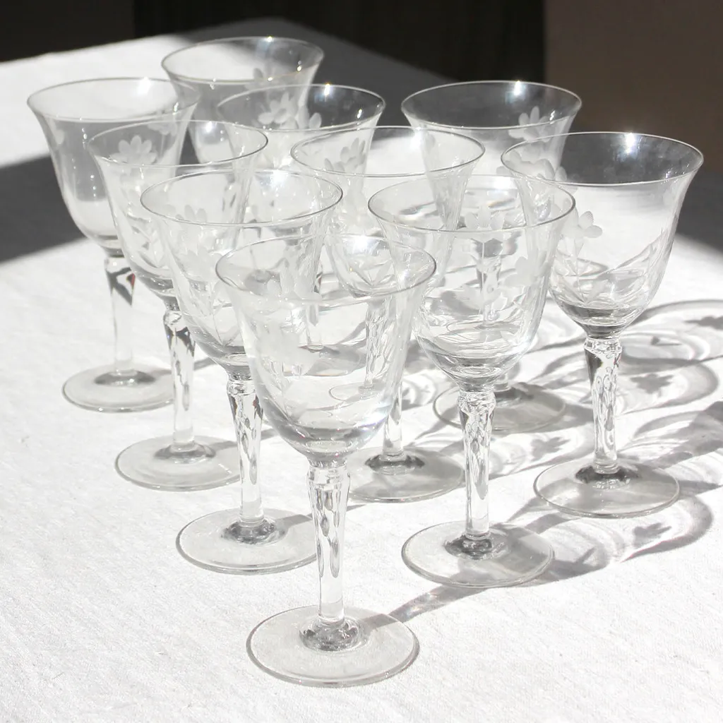 MAISON CUILLERET 10 verres à pied en verre gravé